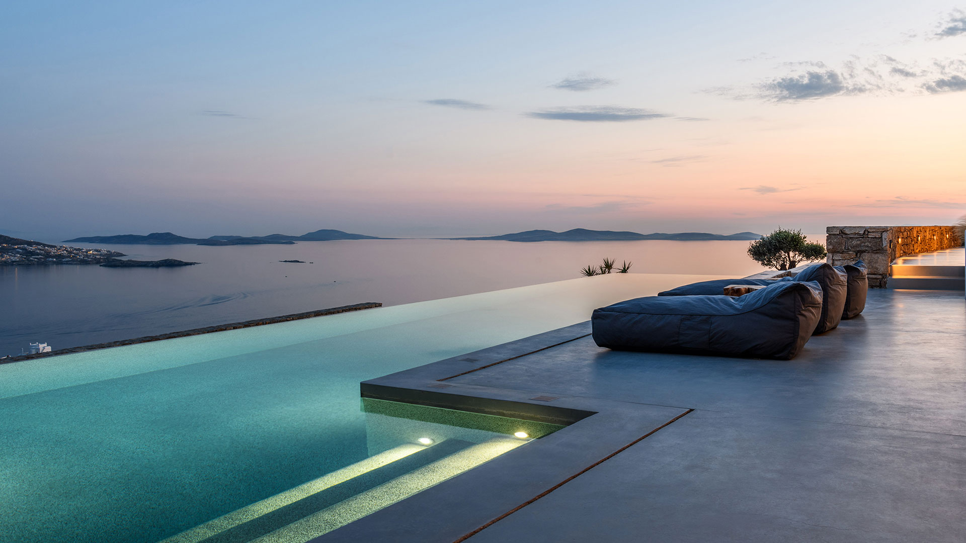 Winner small image - Monogram Travel